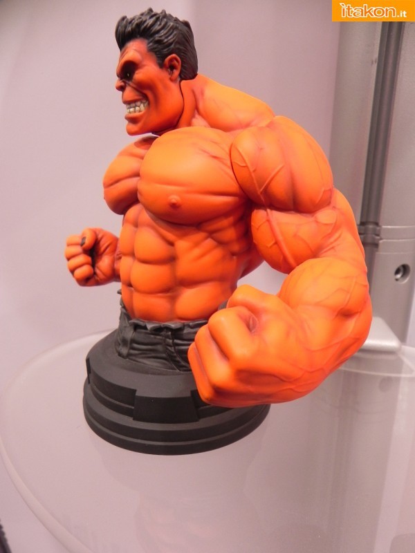 Gentle Giant: Red Hulk mini bust