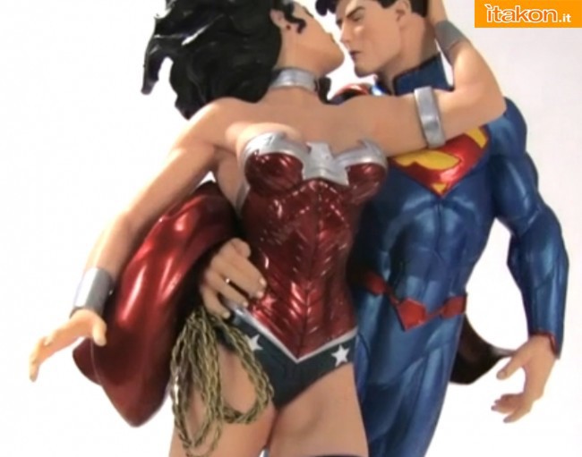 DC Collectibles: The Kiss Statue - Video