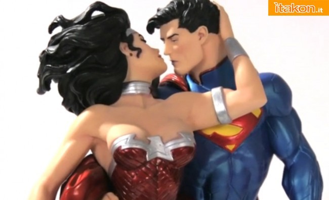 DC Collectibles: The Kiss Statue - Video
