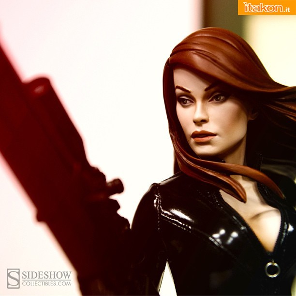 The Avengers: Black Widow Premium Format Comic Version di Sideshow - Anteprima