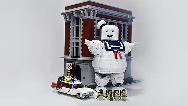 Lego-Ghostbusters-Large-Scale-Stay-Puft-Marshallow-Man-in-Scene