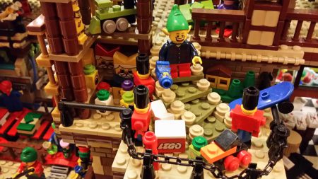 Fabbrica di Babbo Natale in 45mila mattoncini: maceratese alla corte della  Lego