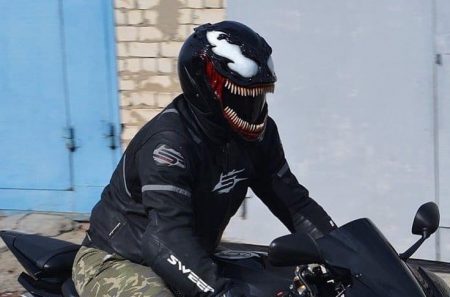 Venom: il pazzesco casco da moto che sta facendo impazzire il web! –