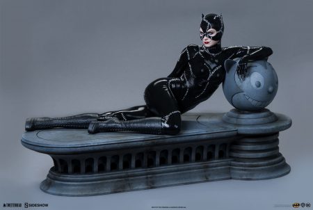 La sensuale Michelle Pfeiffer in una statua di Catwoman