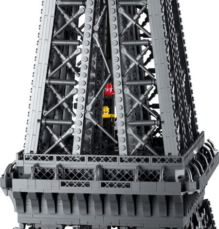 Lego Torre Eiffel, la mega costruzione da oltre 10mila pezzi